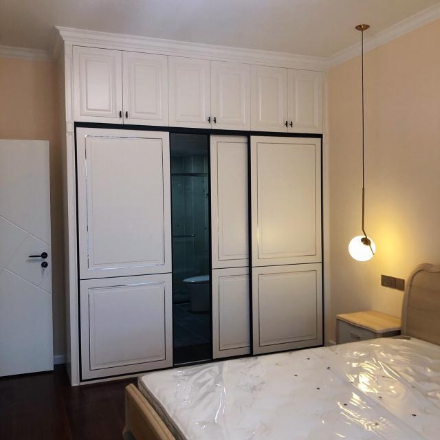 三居室新房,全屋宽敞又明亮,衣柜里“藏”卫生间是头次见!