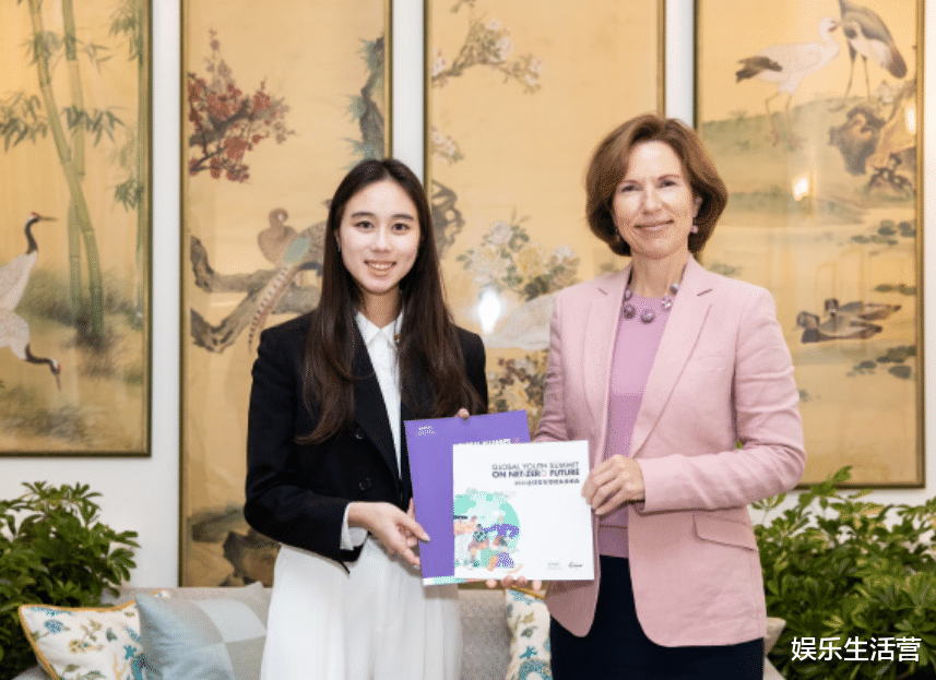 何超欣|何超欣23岁当首席，发言念稿磕巴被疑学历掺水，撞脸智利身世存疑