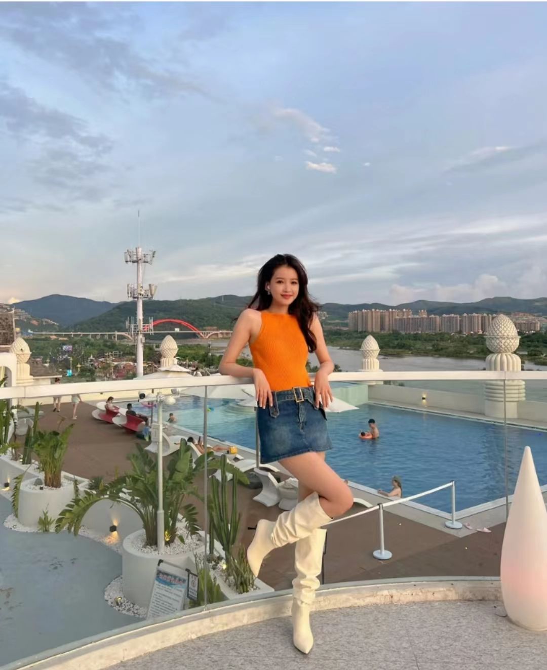 孙怡|孙怡离婚后与朋友去旅游,颜值回春身材超好,大长腿细得像竹竿