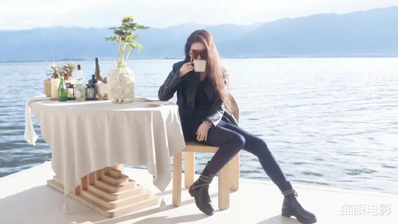 刘亦菲|香车配美人!35岁刘亦菲穿皮衣秀大长腿,机车风又美又酷