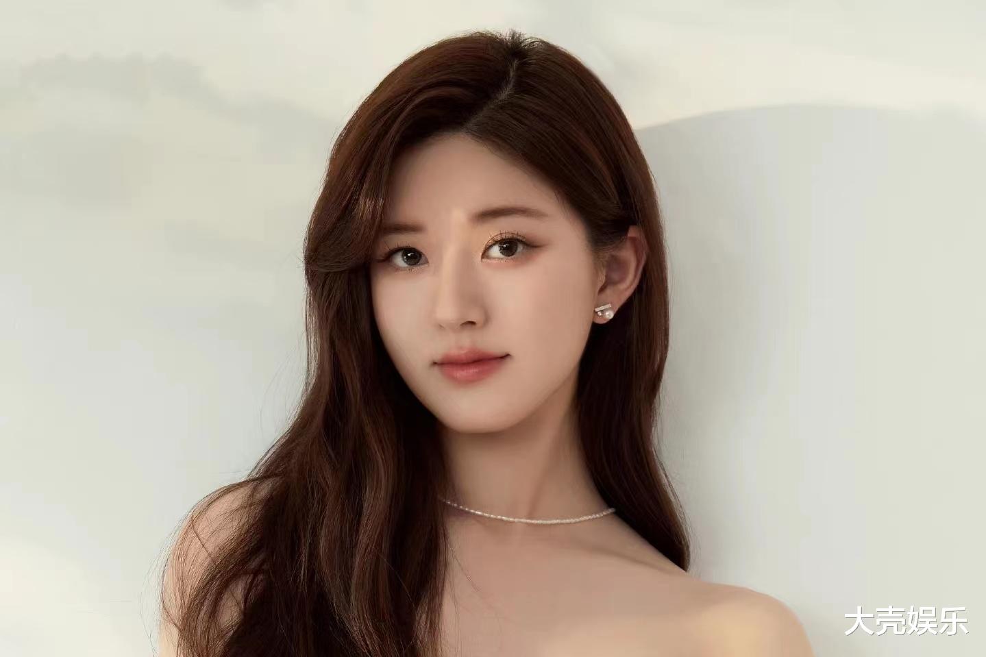 赵露思|赵露思秒删照片引发网友热议，电视屏幕里出现的男生到底是谁？