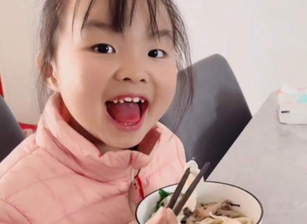 许敏|许敏夫妇一起逛菜市场，姚爸为妻子准备美食，平凡生活充满幸福