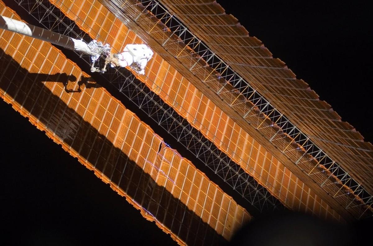 中国太空“巨舰”充电宝:每平米造价100万元,每天发电1000度!