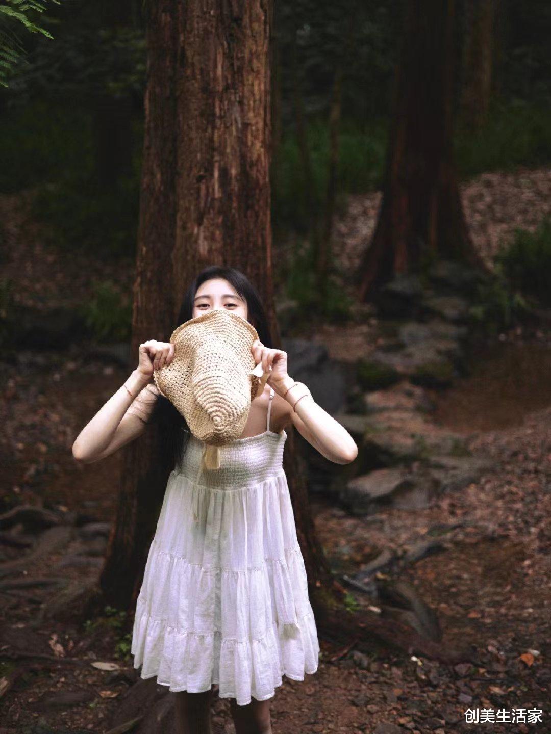 鞠婧祎夏装穿白色吊带连衣裙，清爽简约又性感