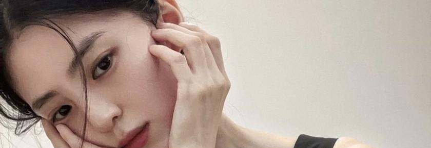 燕麦 韩素希近日为彩妆品牌代言,黑洋装和一双美腿超抢镜