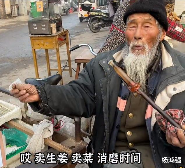 80岁老大爷大街卖菜,每天喝一斤酒,不为赚钱,只为消磨时间