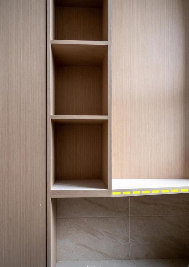 方方正正的柜子不能满足需求，切割30做斜面设计，减少鸡肋空间