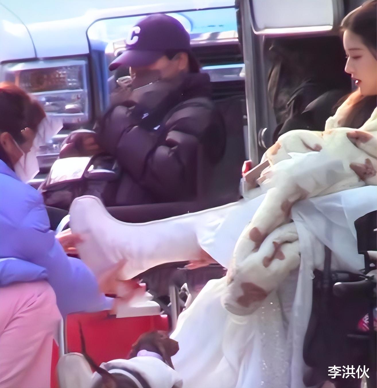 赵露思|赵露思发高烧依旧工作，让助理穿鞋遭骂，好友替其澄清被骂到删文