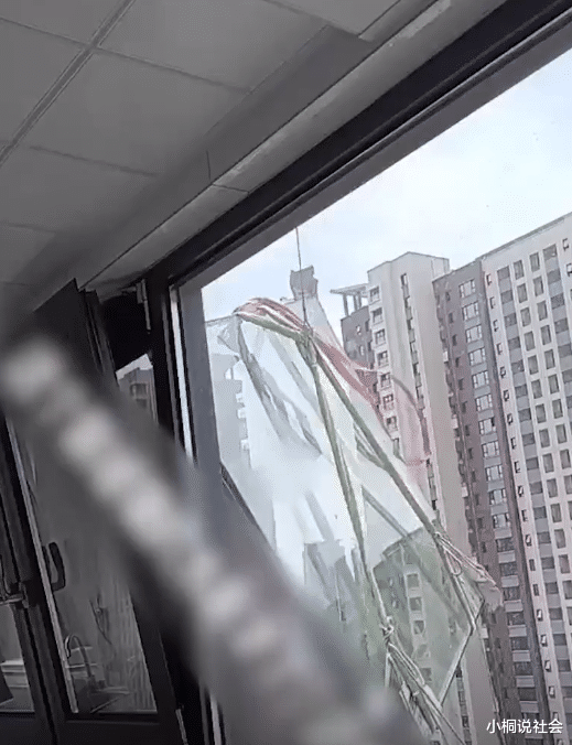 江苏一住户装修吊装玻璃,因风大不停砸向邻居窗户,让人胆战心惊