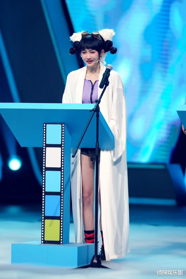 关晓彤|关晓彤懒理被起诉风波晒美照,cos宝青坊主又美又俏,长腿抢镜