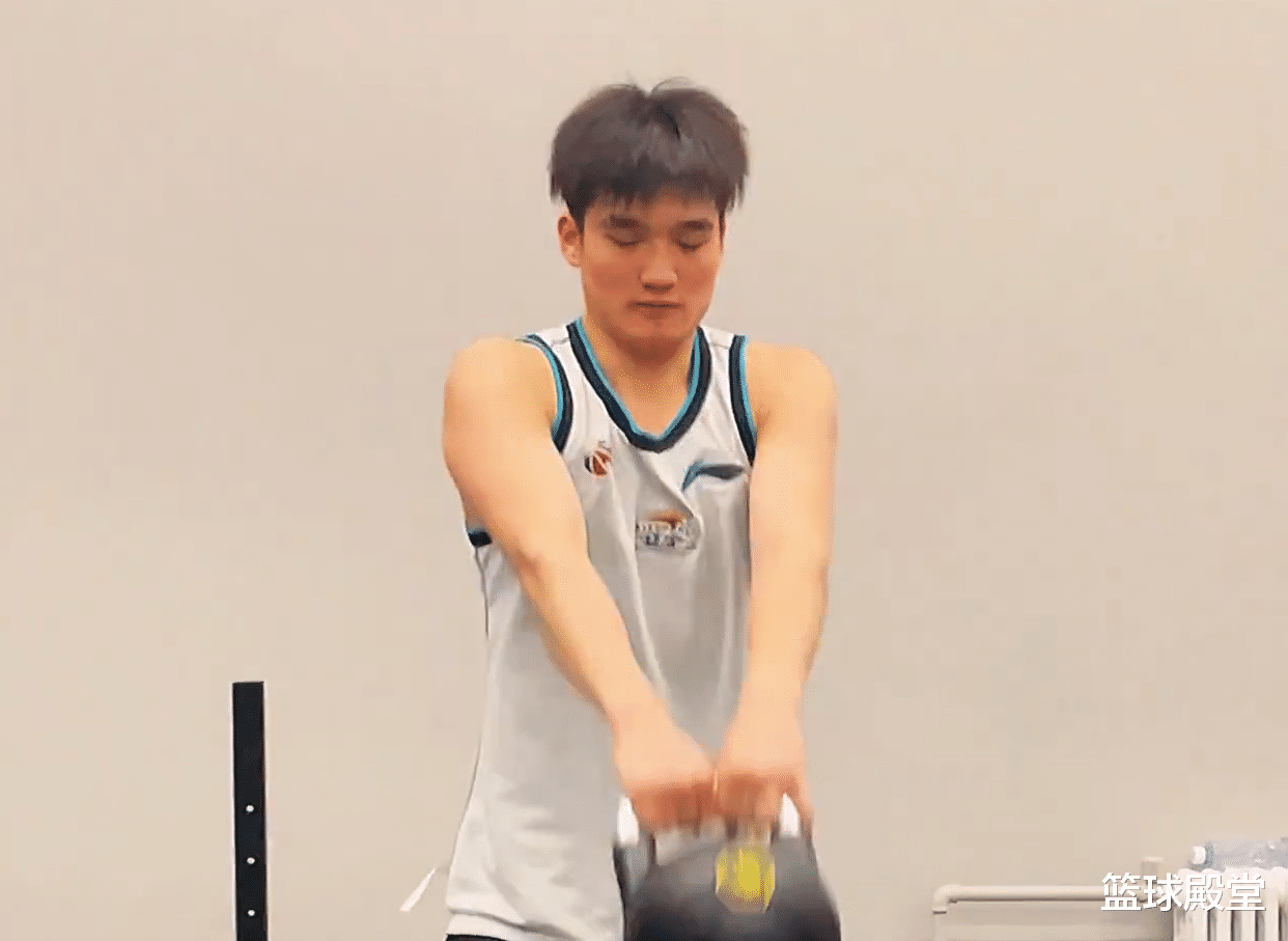 杨鸣|官宣辽宁训练！艾伦全力恢复，周俊成小朱狂补力量，杨鸣参与其中