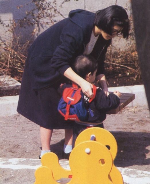 山口百惠|山口百惠：21岁嫁三浦友和，4年后生下儿子，穿着朴素笑容却更美