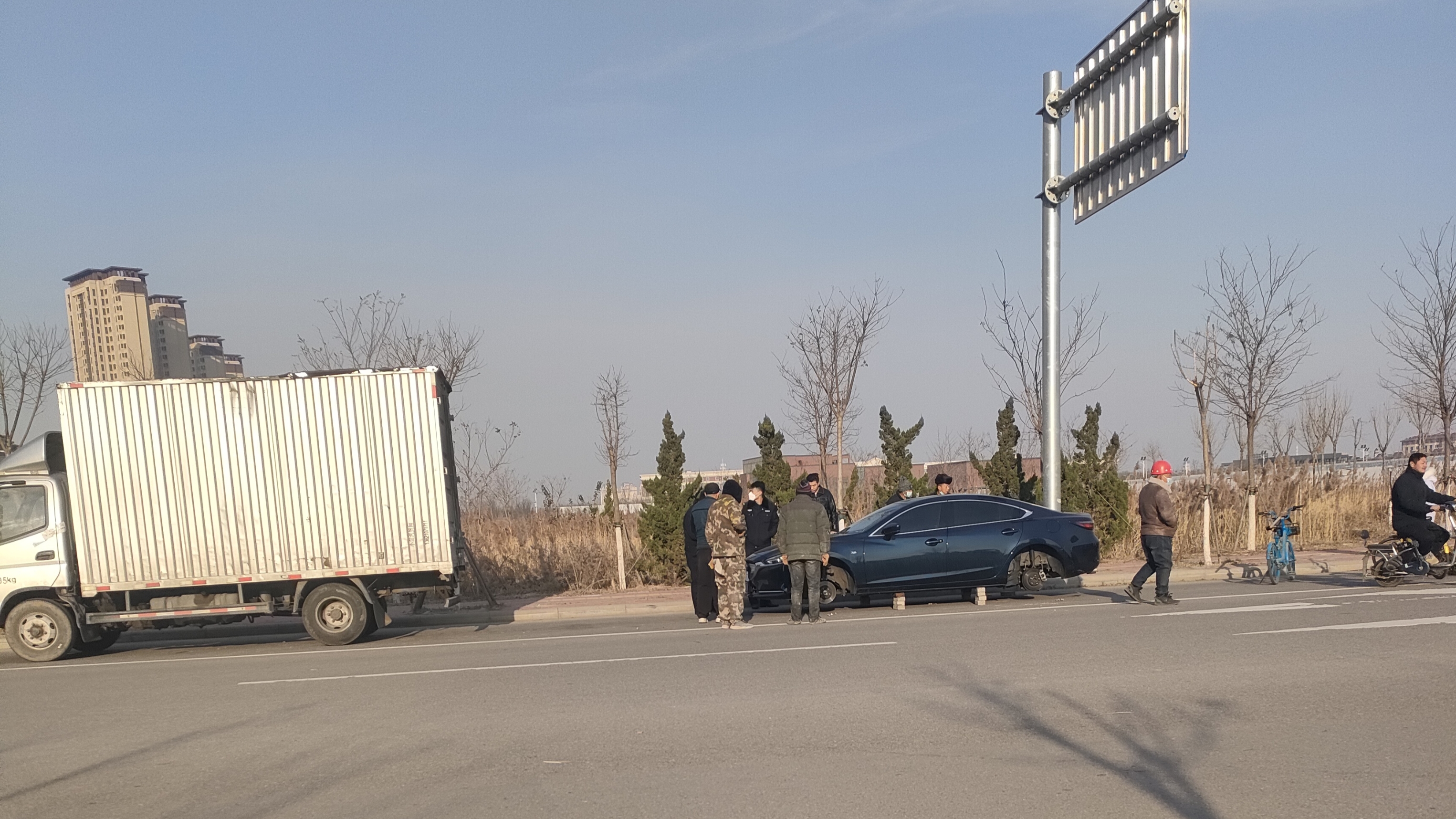 天津市一小区门口车轮被盗