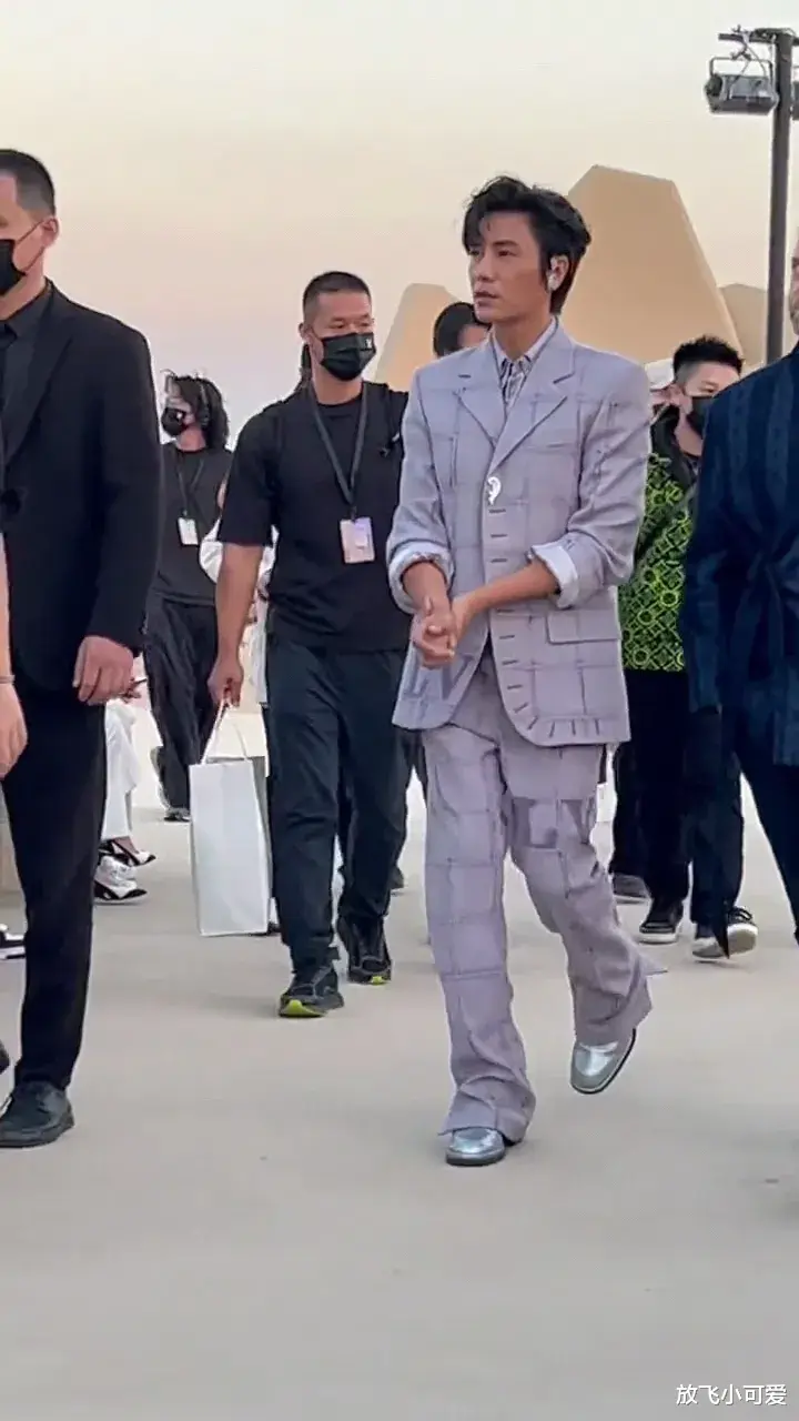 陈坤|陈坤这件衣服买大了！引发网友热议