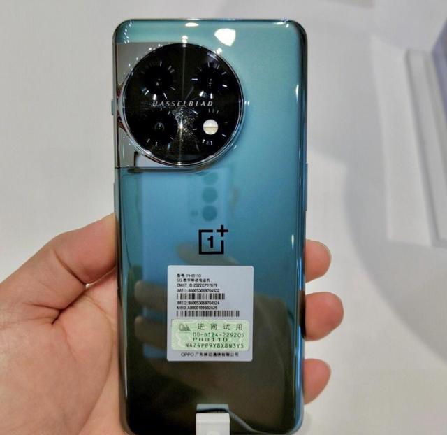 一加科技|一加11真机曝光:大圆环+圆润机身设计,颜值颇高