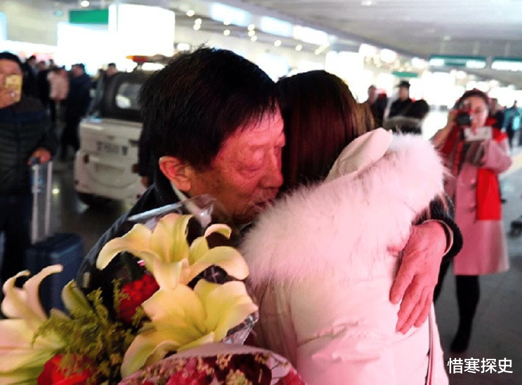 父亲入狱、母亲改嫁,6岁女童靠吃垃圾果腹,31年后才与生父团聚
