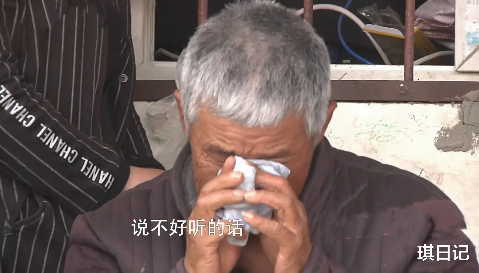 老两口被住在别墅的大儿子赶到戚家的危房里,如今,危房被拆,老两口流落街头无人理睬