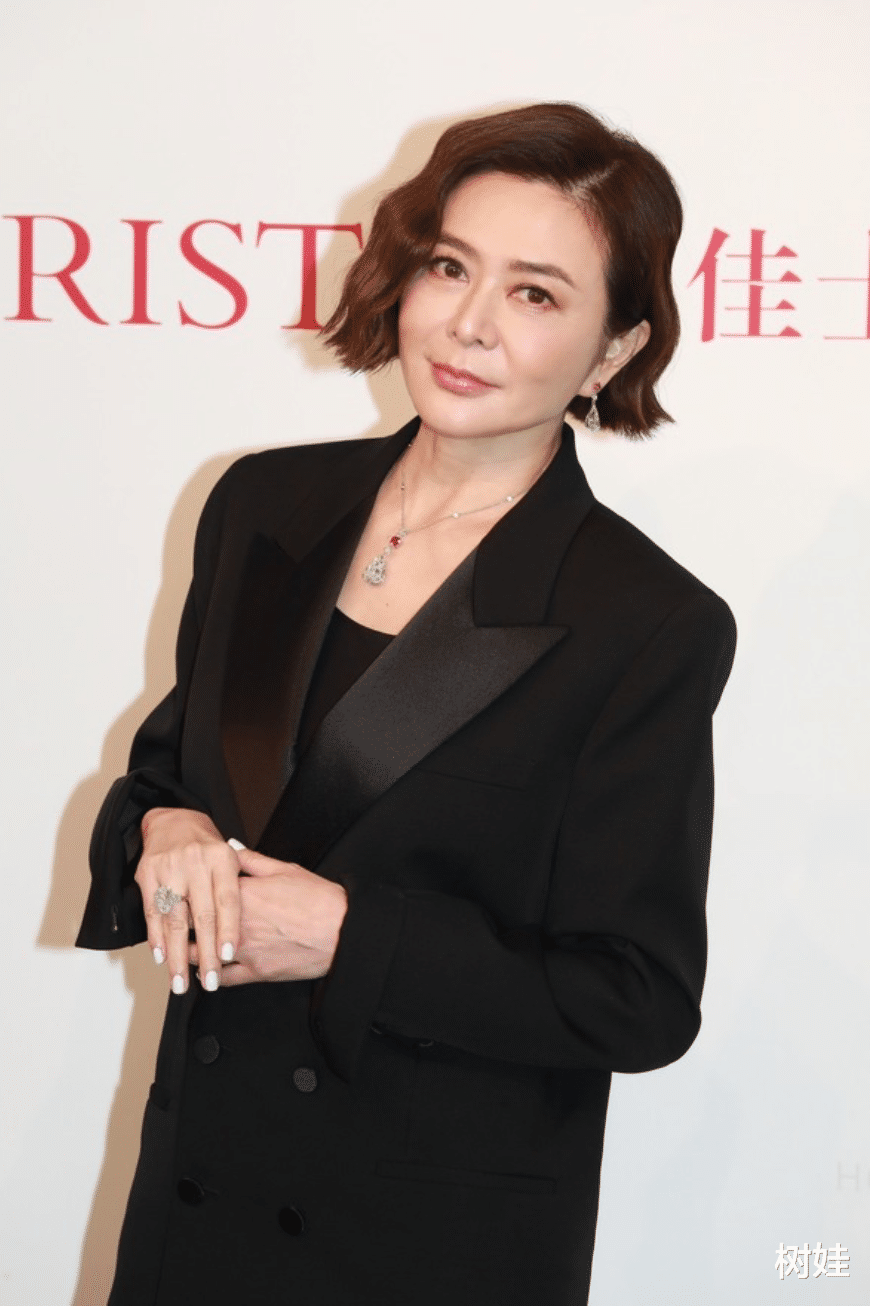 关之琳|关之琳佩戴3200万珠宝露脸，自曝收藏珠宝30年，将拍卖过亿元珠宝