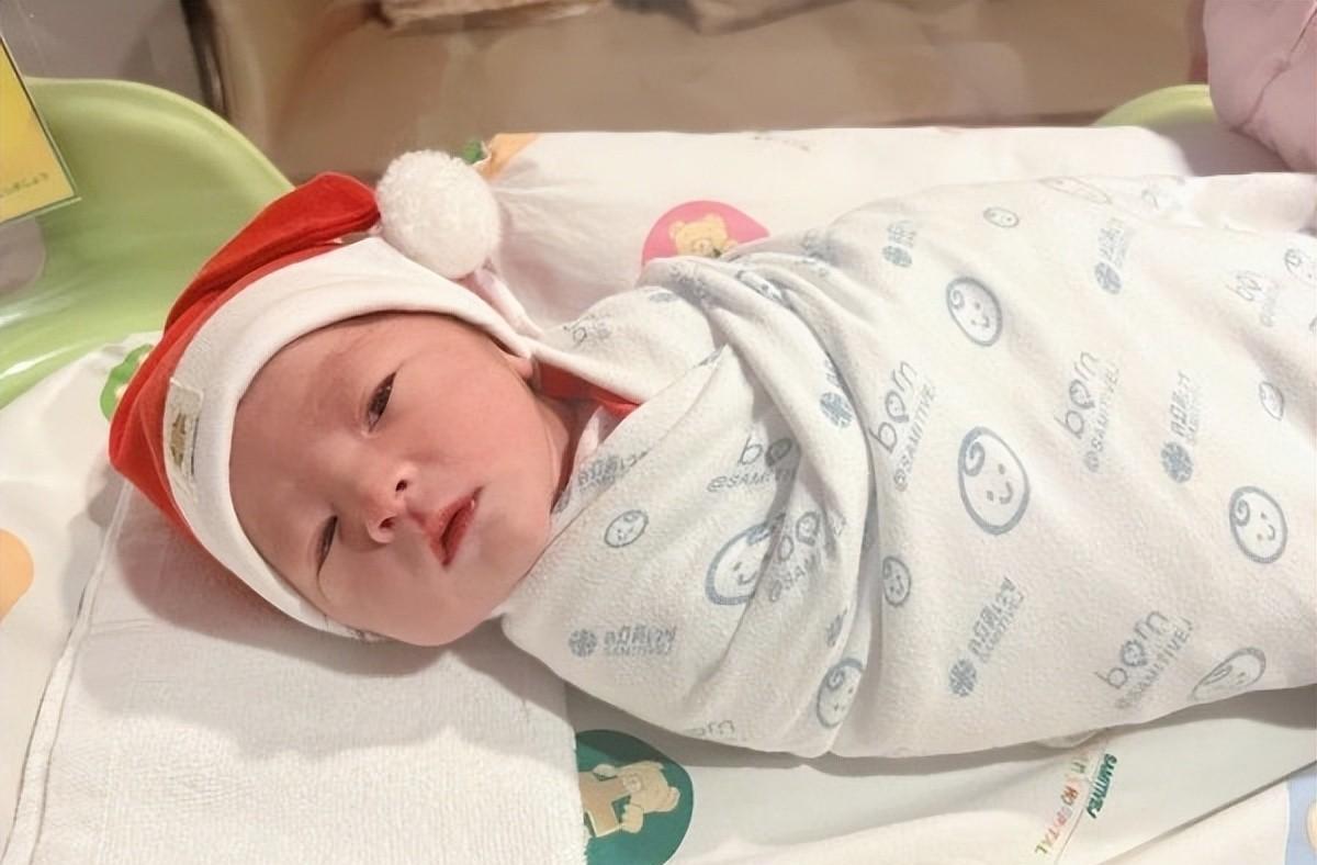 |泰国知名男星Mik向Weir女儿赠送出生礼物