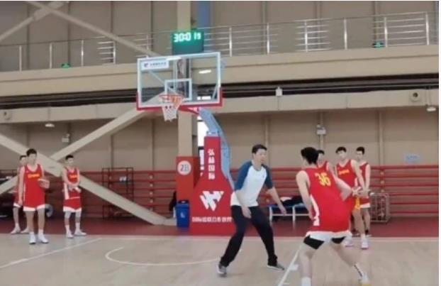 王治郅|再出发，姚明重用，45岁王治郅走上新岗位，和32岁娇妻吃地摊甜蜜