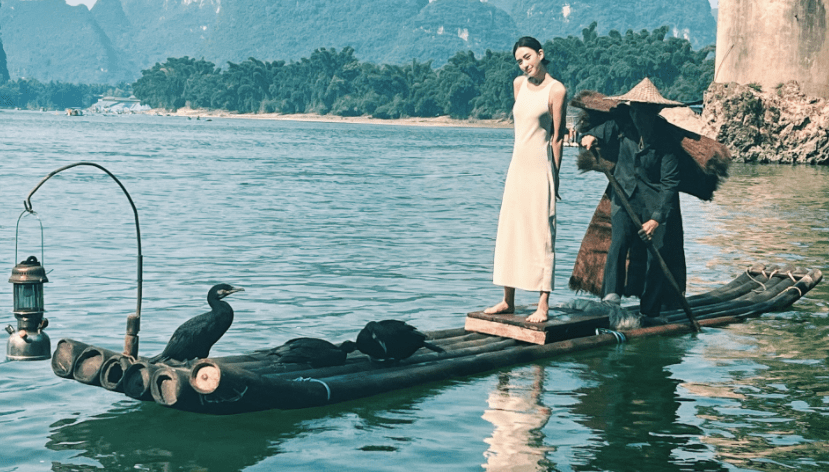 何超莲|赌王千金何超莲晒美照，衣服半脱大秀美背，画面太火辣