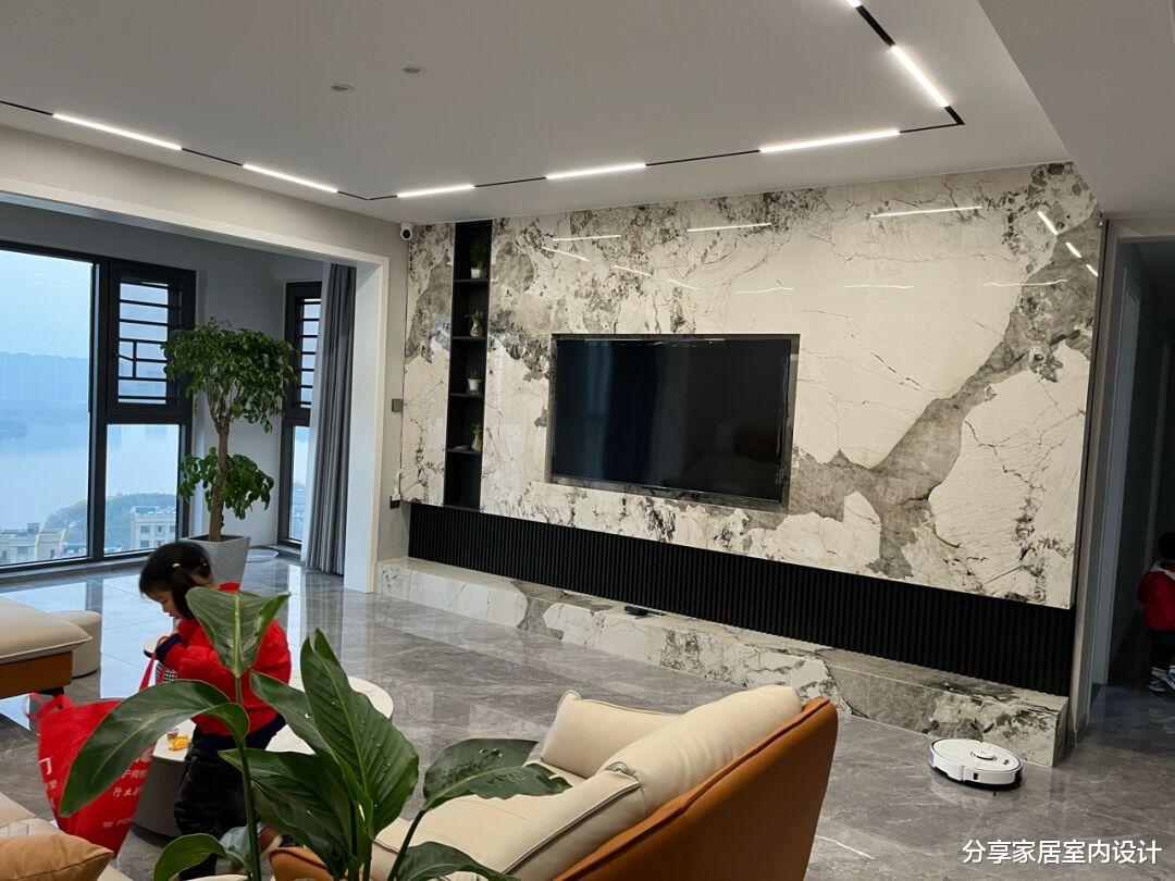 一家四口乔迁新居，全屋装修漂亮上档次，生活幸福又令人羡慕！