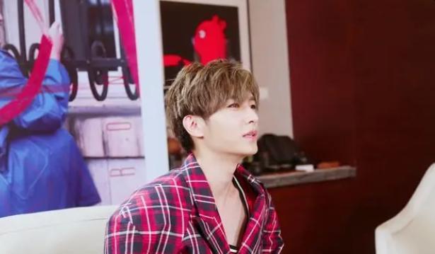 炎亚纶|品牌方跟炎亚纶解约，却被扒老板是炎亚纶本人，网友：断尾求生