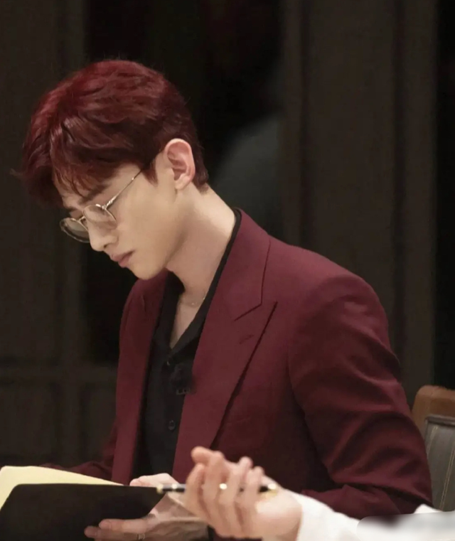 白敬亭|戴眼镜的白敬亭有多好看？看了后想拥有系列，把眼镜焊在脸上了吗