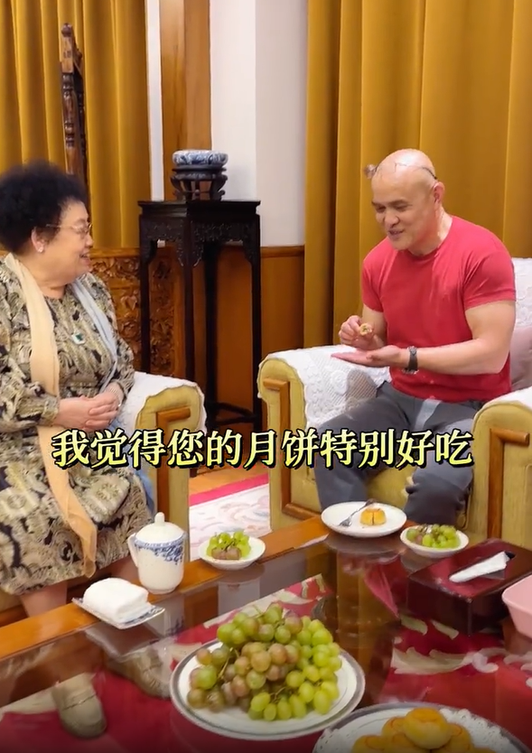 陈丽华|“百亿富婆”陈丽华请吃月饼，手戴钻表太豪气