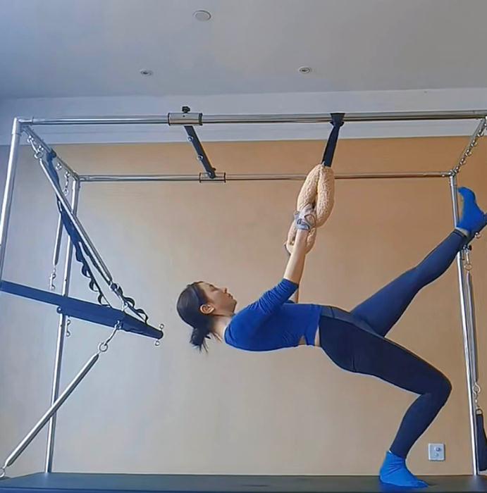 李思思|李思思挑战高难度健身,穿紧身衣曲线曼妙,倒立劈叉还在空中转圈