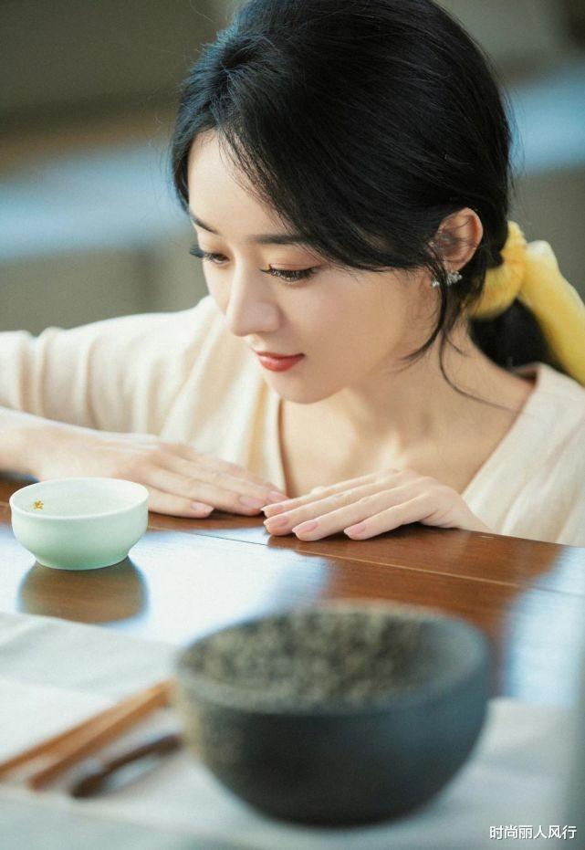 赵丽颖|赵丽颖罕见童年照曝光！穿脚蹬裤跳扇子舞，儿童节表演节目太出色