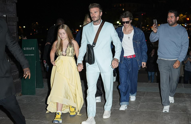 小贝|11岁小七在巴黎时装周美成小女神，穿低胸长裙太早熟