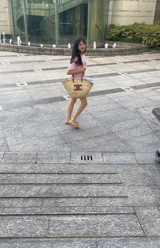 王诗龄|12岁王诗龄瘦到认不出！穿拖鞋炫出一双筷子腿，背五千小包气场大