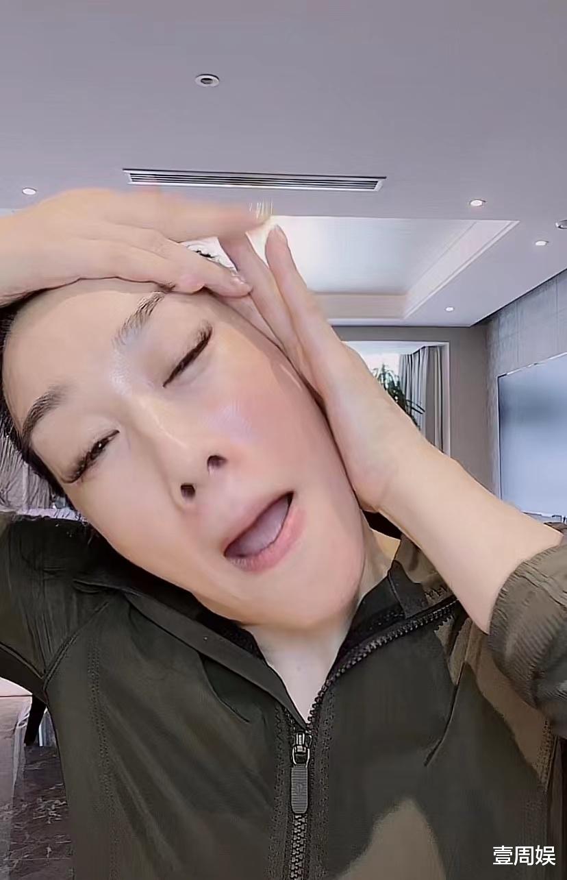 口红 51岁钟丽缇自称没有细纹，对着镜头教护肤，网友：鼻毛出来了！