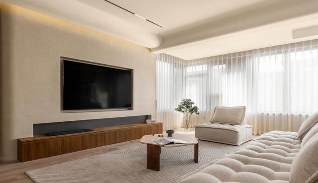 嫌家里电视墙太俗气?不如做“内缩”或“加厚”,档次蹭蹭往上涨