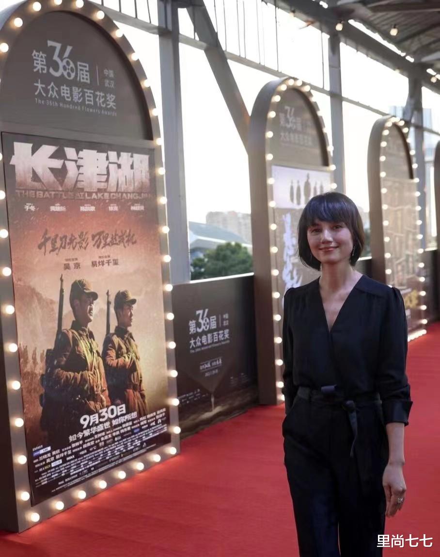 邓家佳怎么也肿了！生图变大饼脸，同框大5岁袁泉欧式小脸太精致