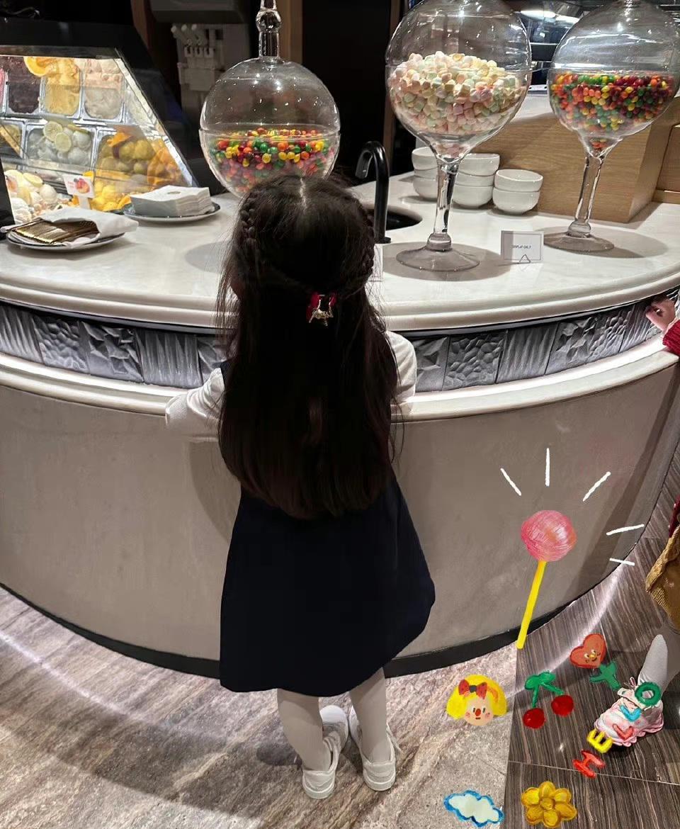 方媛|方媛晒日常照，项链上刻大女儿名字，健身照打马赛克有心机