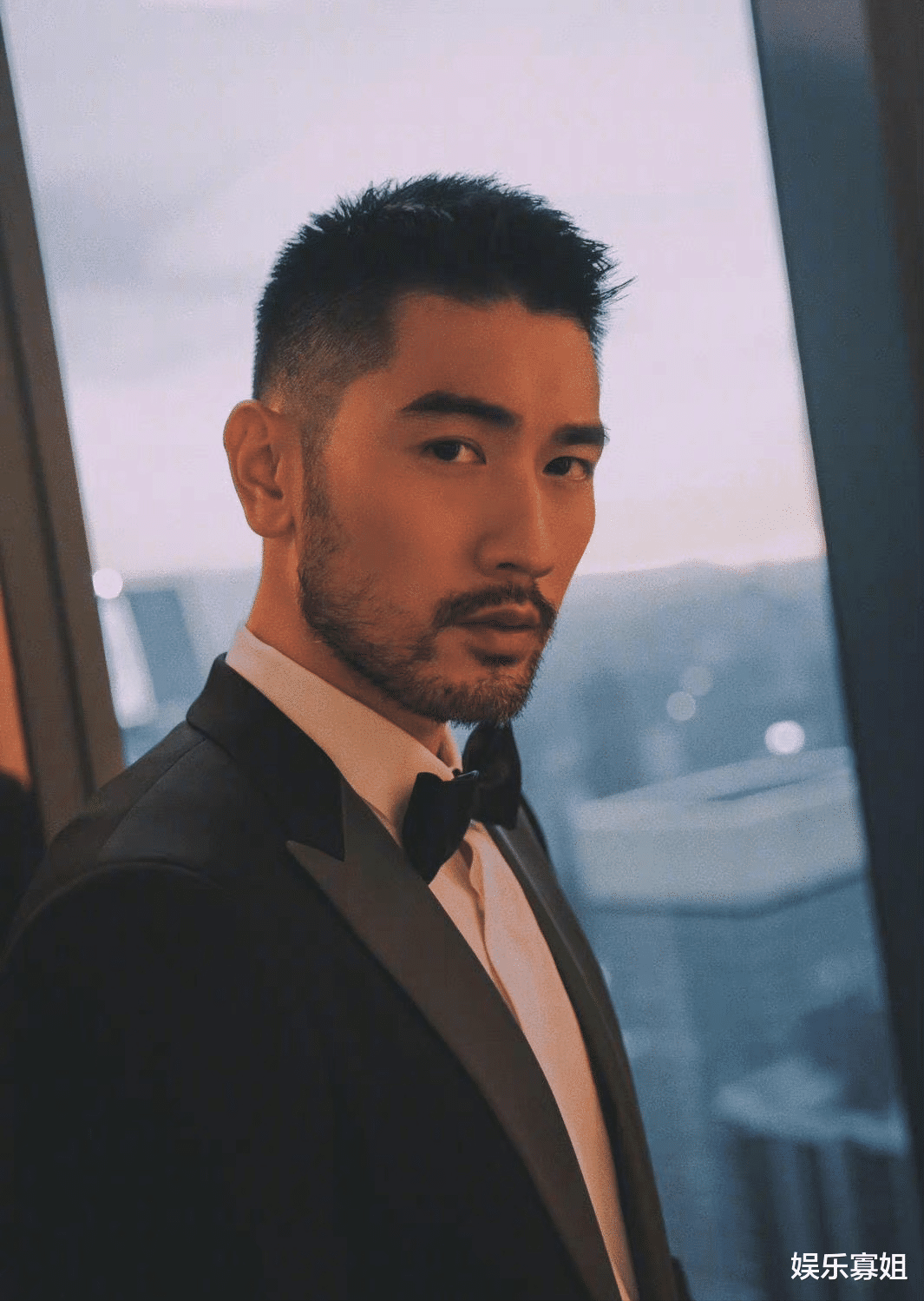 高以翔|高以翔38岁冥诞,父母为其制定思念铜像,陈建州等人持花缅怀