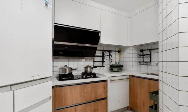 这位女主很有远见，坚持全屋打满柜子，效果不是一般的实用大气！