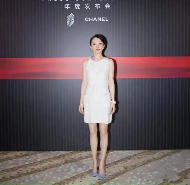 周迅|周迅无修生图流出，穿羽毛裙气质脱俗，优雅高级却难掩衰老的痕迹