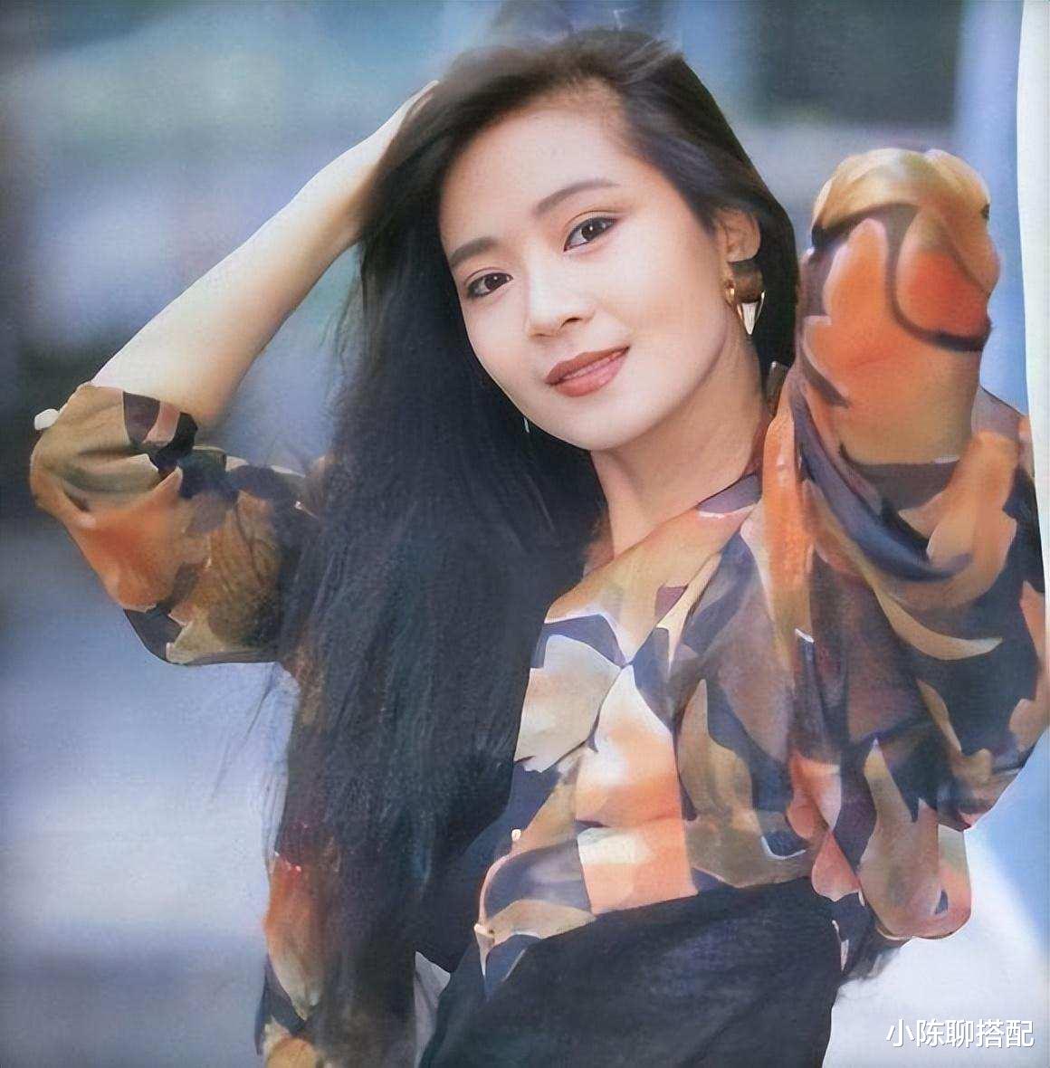 自然老去的俞小凡：穿衣要有花，裙摆过膝，58岁依然优雅大方