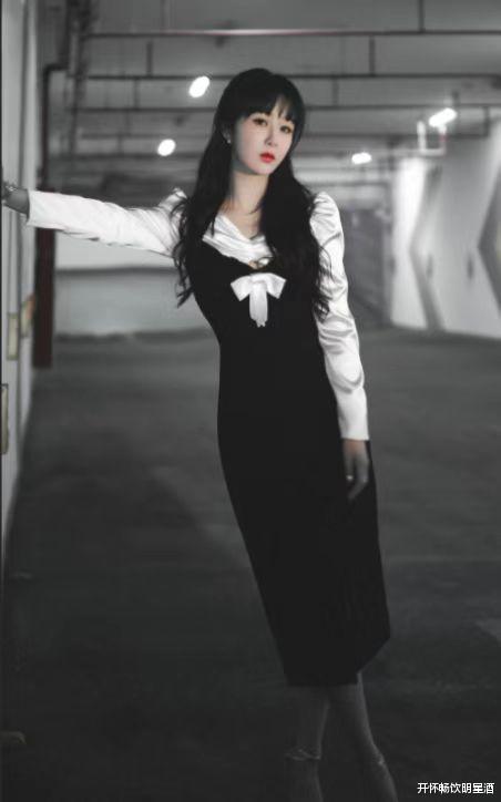 杨紫|白加黑礼服搭配蝴蝶结，杨紫大秀少妇风姿，网友：好迷人！