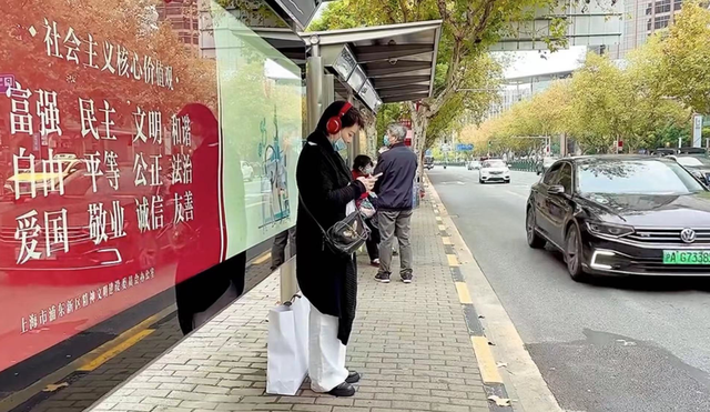 50岁袁立吃路边摊大口嗦粉,上班背超大包坐公交