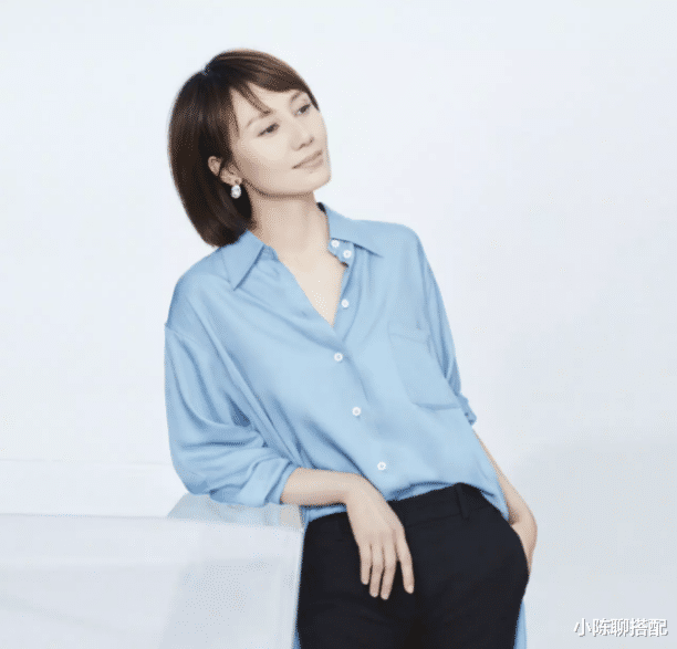 短发 45岁的袁泉也太有气质了：衣不穿花，发不过肩，打扮简约又得体