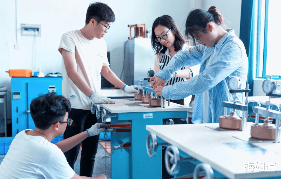 穿衣搭配|“铁老大”迎来社会招聘，薪资待遇丰厚，“二本生”也有机会报考