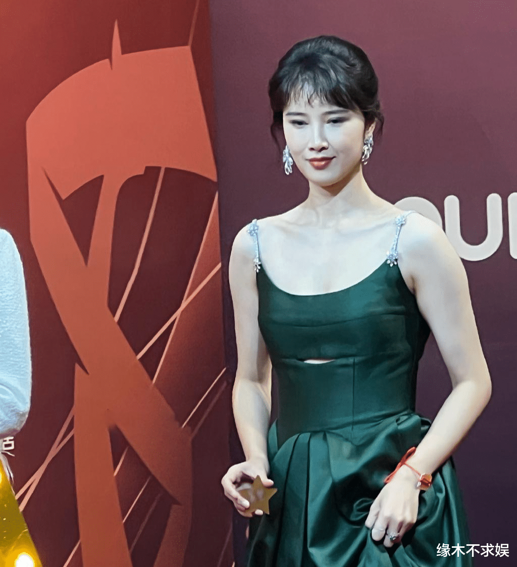 奚望|《唐诡》“轻红”飞天奖红毯，美到让人认不出！亲哥曾演烈火军校