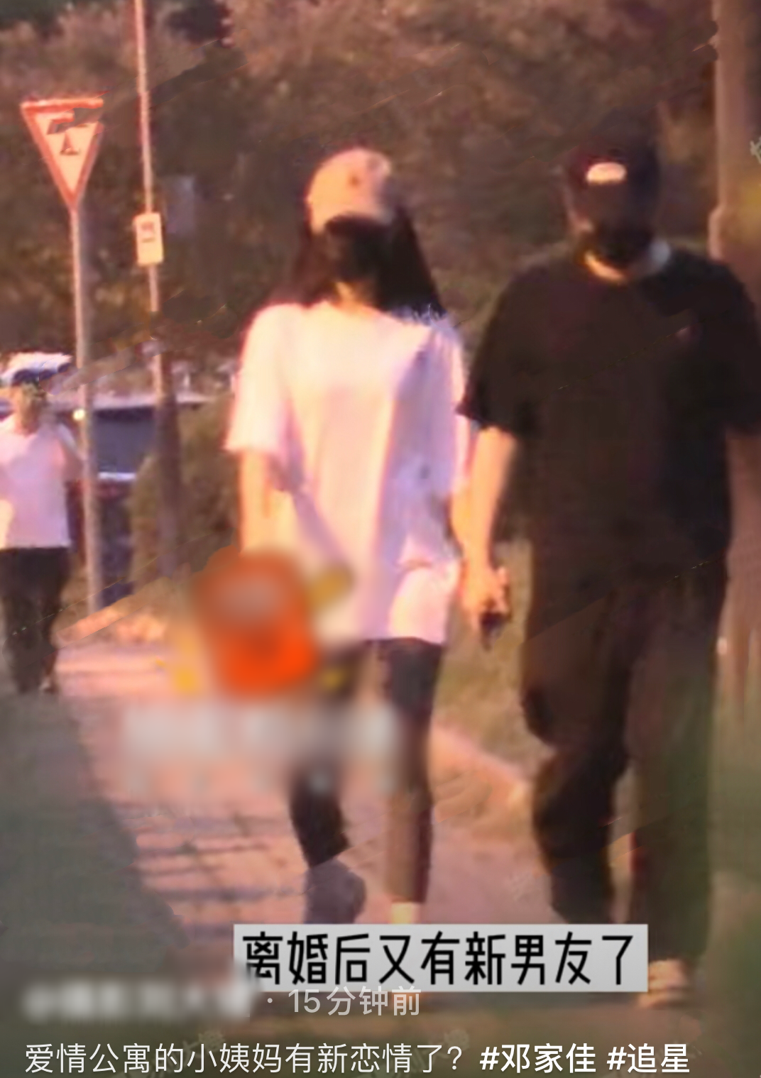 刘亦菲|女星离婚2年疑恋爱！与男子亲密牵手回家，还开豪车多次出入酒店