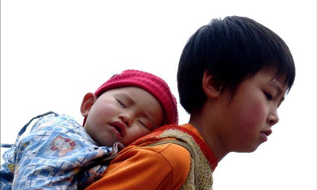 他被后妈赶出家门时,父亲袖手旁观,如今父亲病重,他拒绝探望!