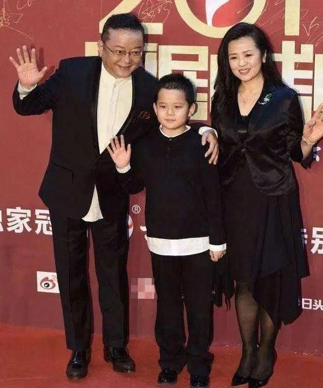 王刚 王刚一家罕合体，小20岁娇妻温柔似水，11岁儿子脸型像爸气质太像妈