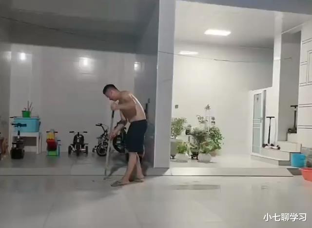 河南一丈夫顶高温拖扫院子,10多遍一尘不染,家里干净得如装镜子
